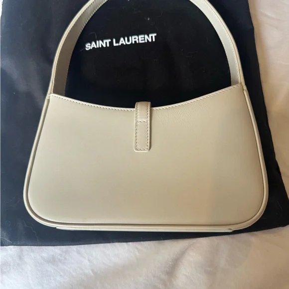 For Sydnee: YSL: MINI LE 5 À 7 IN SMOOTH LEATHER
BLANC VINTAGE - Picture 6 of 9